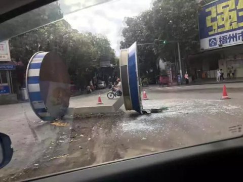 交通崗亭“橫躺”馬路上，究竟怎么回事？